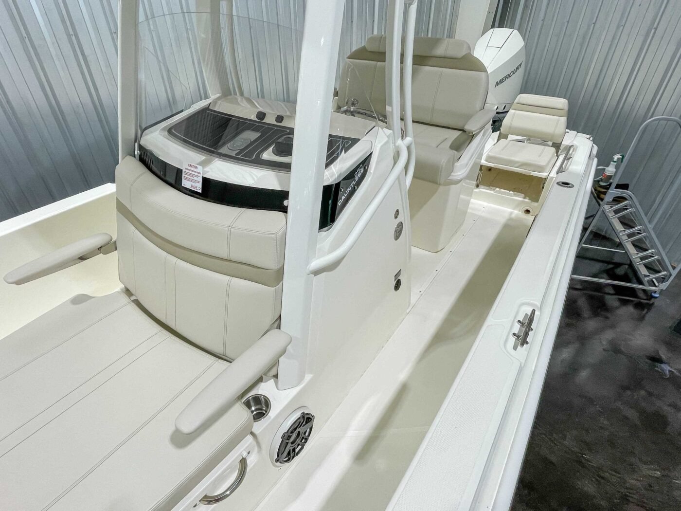 2025 Boston Whaler 250 Dauntless - Image 7