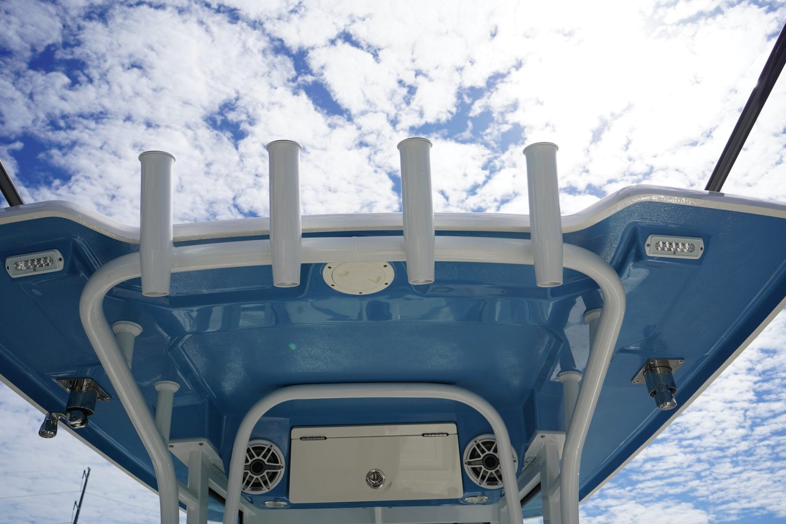 2026 Robalo R250 Center Console - Image 12