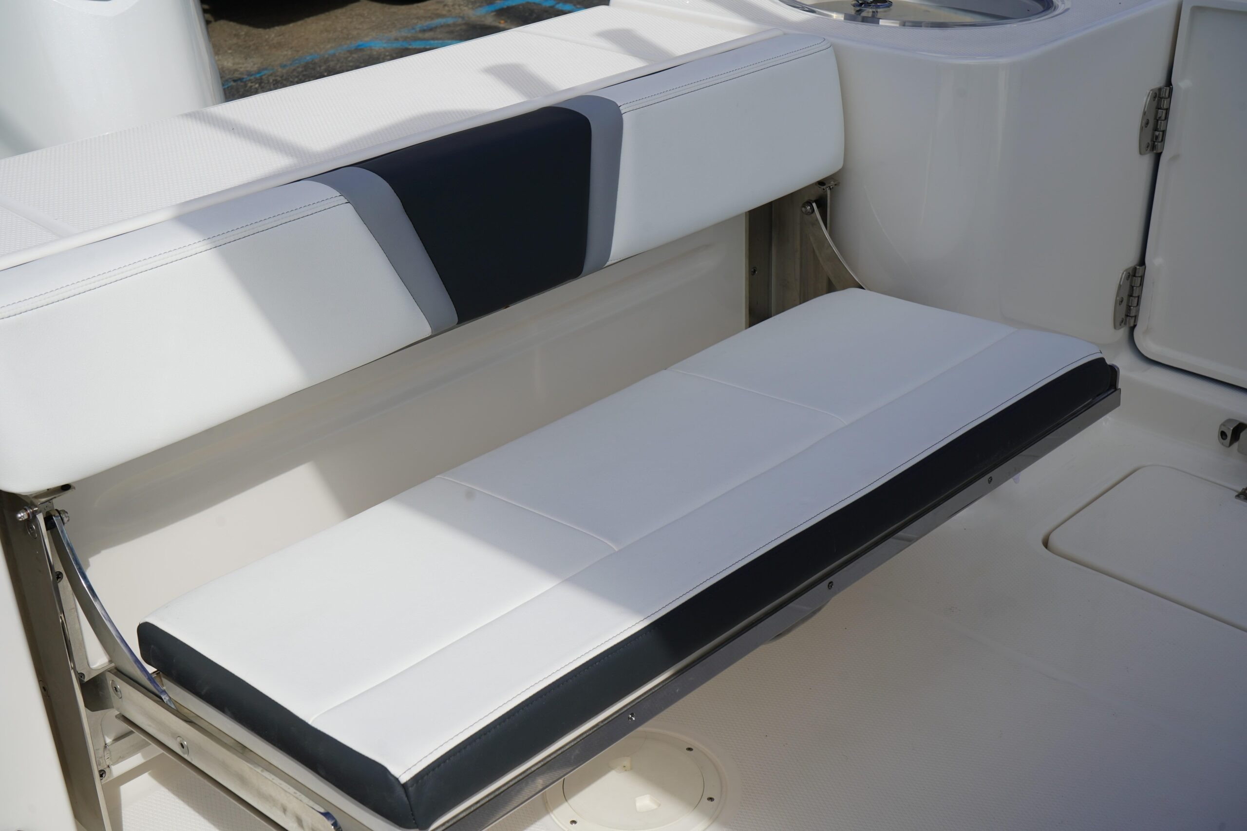 2026 Robalo R250 Center Console - Image 6